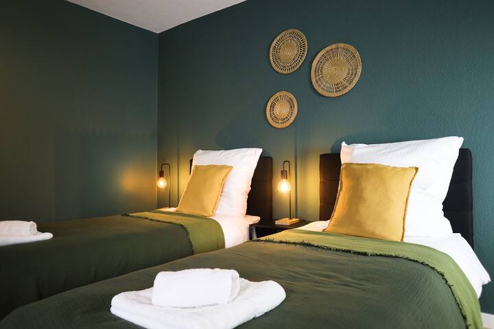 安静的卧室，配有两张单人床
两张舒适的单人床，配备优质床单和温暖的照明。 非常适合同事、朋友或家庭入住。