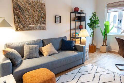 Erfolgreiche Airbnb-Immobilie: Main square 10 min walk, balcony, design apartment in Gries
