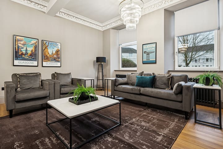 Cosy 5 Bedroom Home | 3 Bathroom | Private Parking - Glasgow
