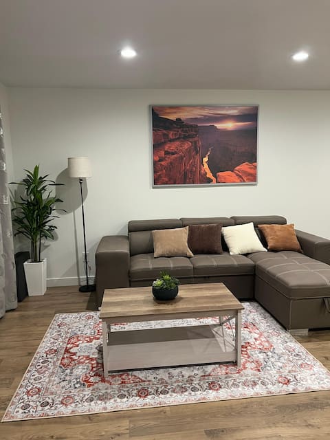 Popular Airbnb listing: SLC Heights High-End/Work/HotTub/Sleeps16/Garage! in Glendale