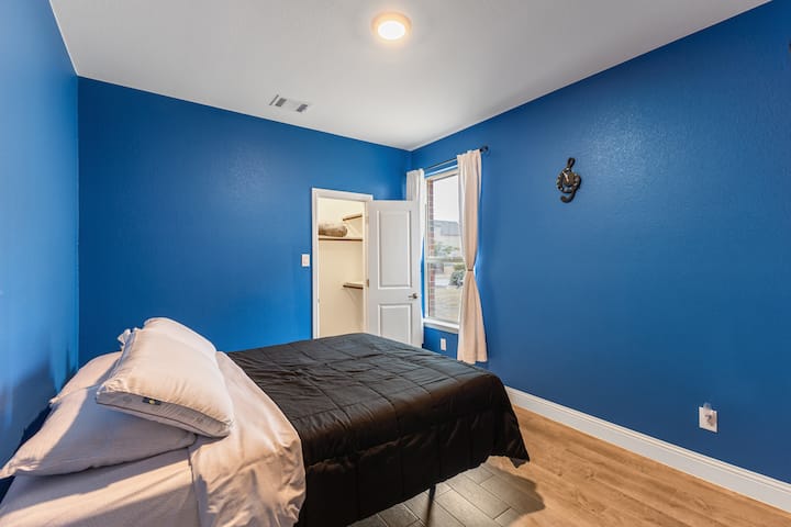 Iwe unaingia au unatoka, chumba hiki cha kulala kinatoa mahali pa utulivu pa kufanya kazi, kupumzika na kupata nguvu.