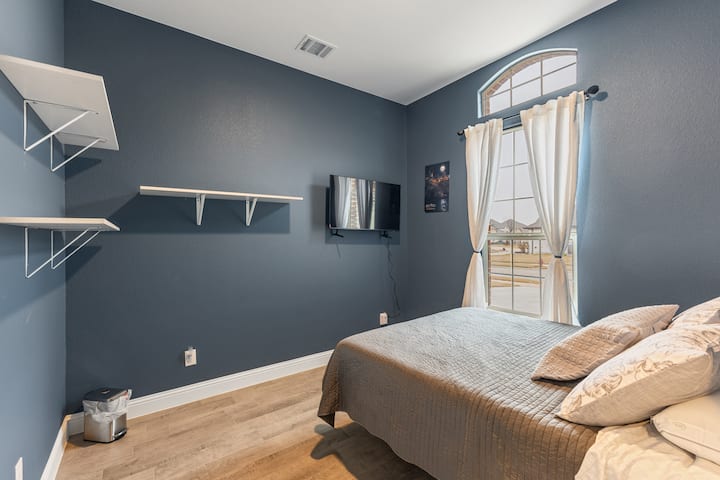 Chumba cha kulala tulivu, kinachofanya kazi kilicho na sehemu ya kufanyia kazi kwa siku za mbali na runinga kwa jioni za starehe, za kupumzika.