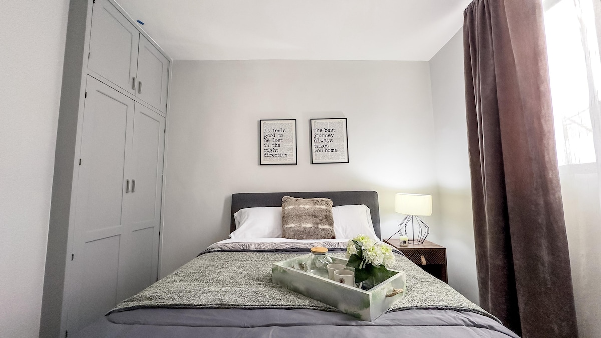 الغرفة 2 بلو هاوس: سرير مزدوج مريح وأنيق مع وسائد وأغطية رائعة 