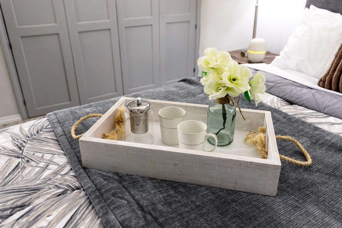 المنزل الأزرق بغرفة النوم الرئيسية: طاولة بجانب السرير، مثالية للاستمتاع بالقهوة أو الشاي ☕️ أثناء الاسترخاء.