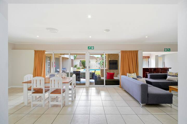 Spacious Coastal Getaway In Summerstrand - Port Elizabeth