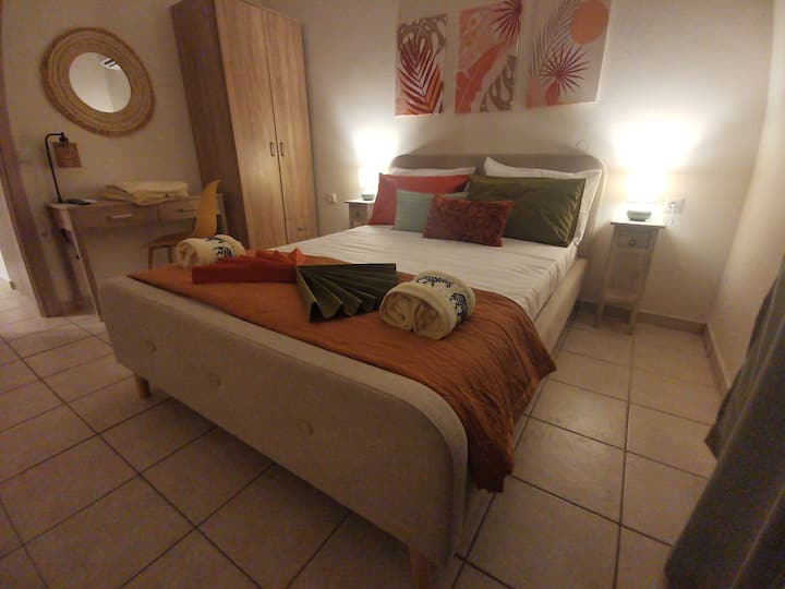 „Romantická a útulná spálňa“
Ľahnite si na pohodlnú posteľ v romantickej bohémskej spálni s dreveným nábytkom. Umelecká kompozícia nad posteľou a dotyky khaki, vínovej a béžovej farby s jemným osvetlením robia každý z vašich  
teplý a útulný okamih