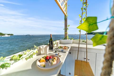 Popular Airbnb listing: Cozy Tiny Houseboat: Find Your Peace and Balance in Stock Island
