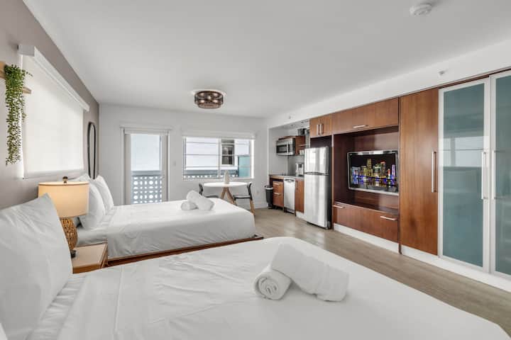 Ocean Dr Studio | Private Balcony & 2 Full Beds - Miami Beach, FL