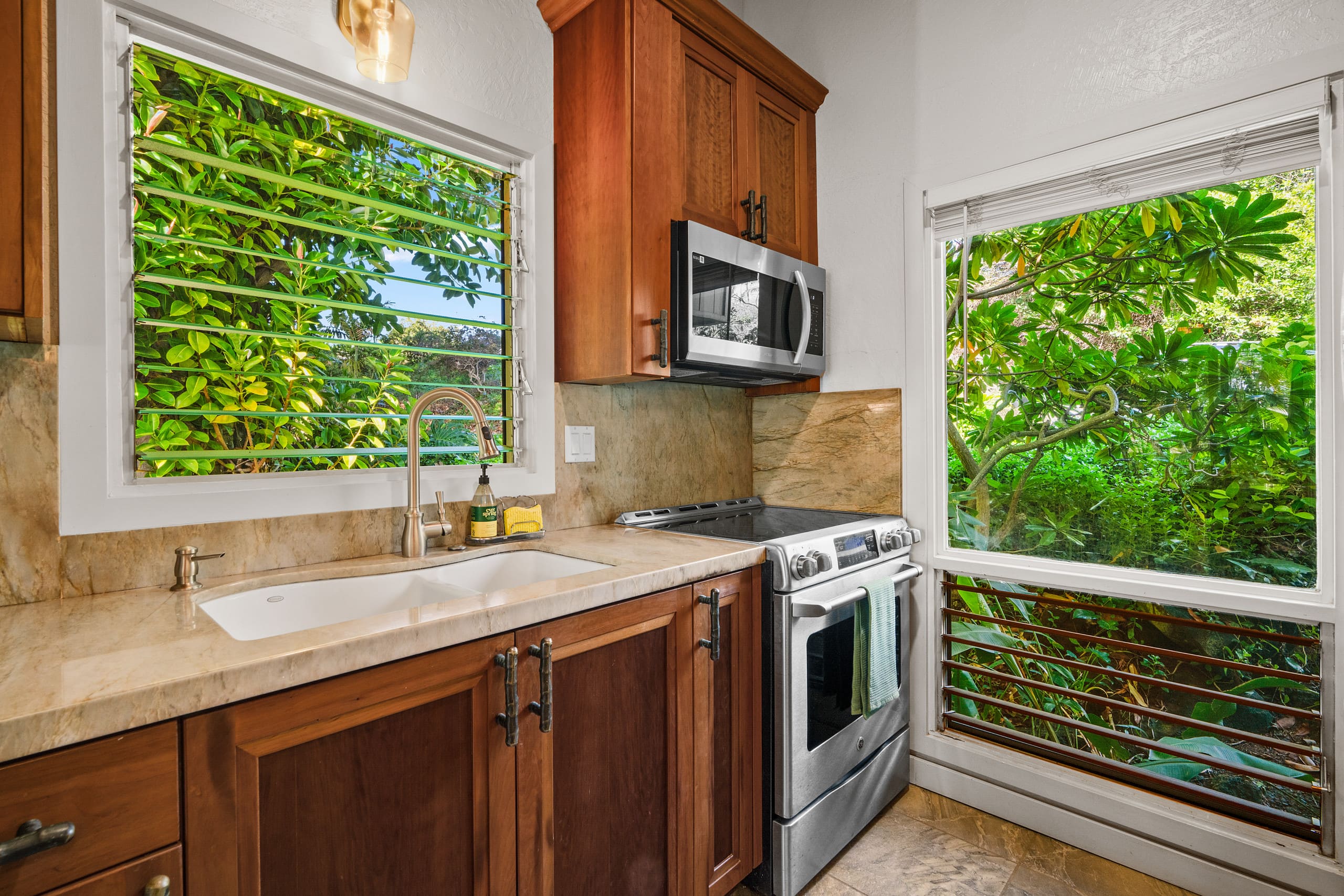 Luxury South Side Retreat - Image 4