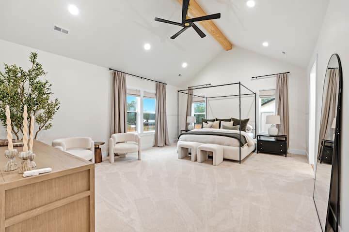 Cama tamaño king, sábanas de primera calidad y un baño privado en la habitación.