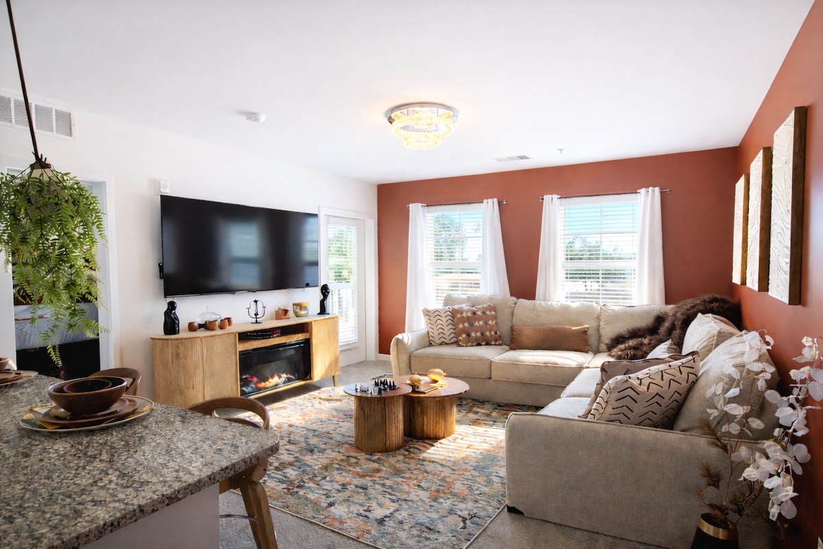 Top performing Airbnb: Cozy Retreat & Canopy King Bed/Fireplace/Pool View in Ortega Hills