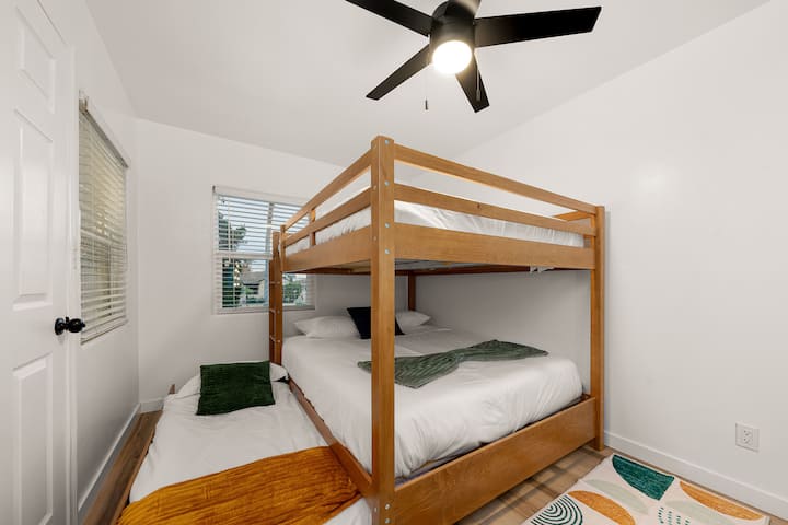 卧室配有两张标准双人床和一张单人床，最多可入住5人。 可直接进入日光房，与室外空间无缝连接。