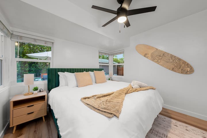 2号卧室明亮通风，配有窗户和遮光百叶窗，配有加大双人床、吊扇和灯罩，配有额外的插座和USB端口，方便设备充电。 宽敞的衣橱空间让这处舒适便利的度假胜地更加完美。