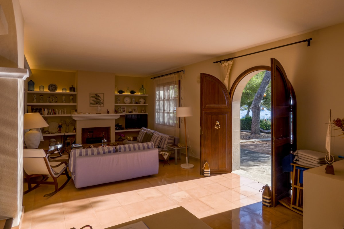 Popular Airbnb listing: Villa in Portocolom · Seafront & Near Beach in Felanich