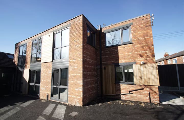 Sleeps Up To 24 In 5 Stylish Flats! > Near Station - Manchester