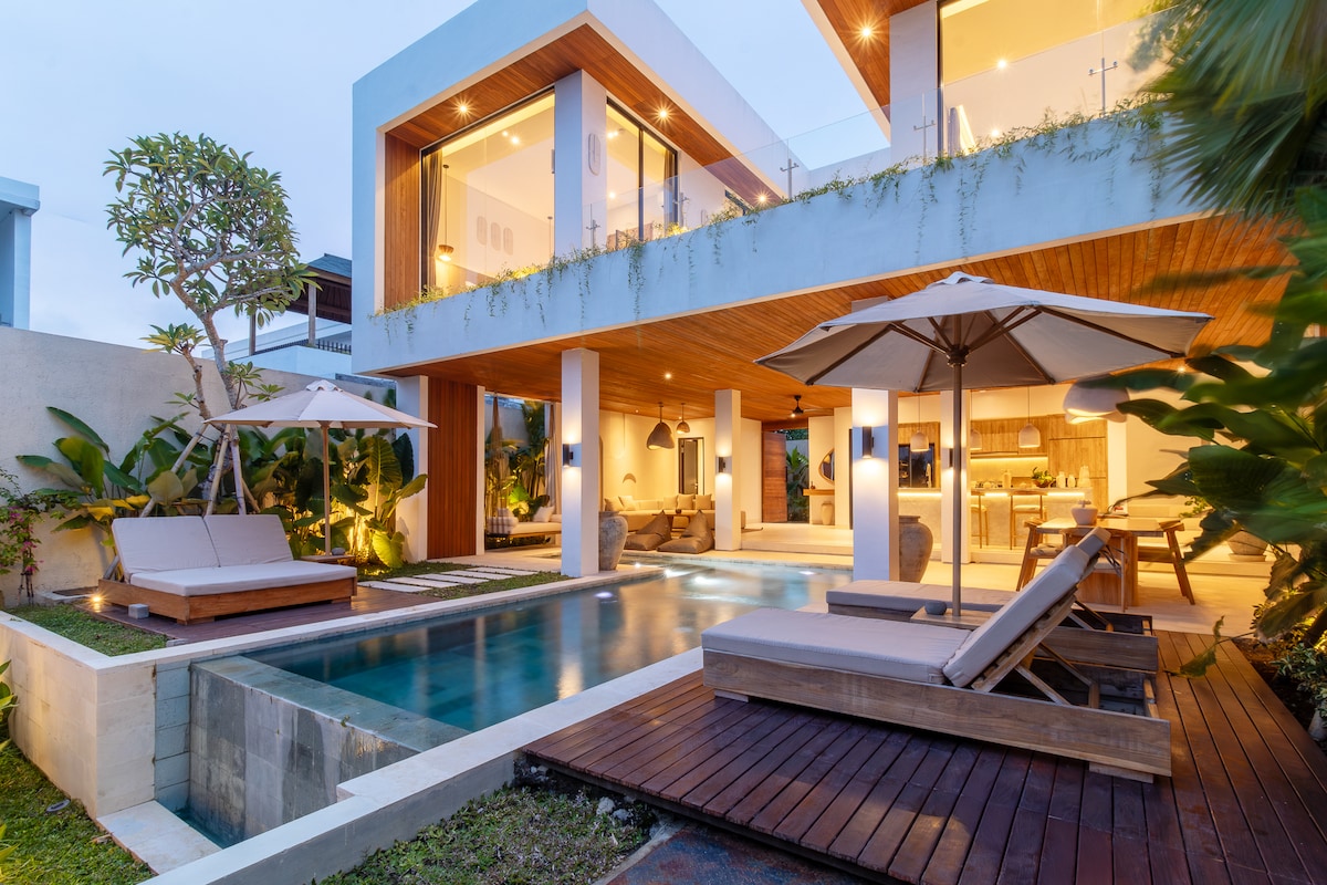 Villa in South Kuta · ★5.0 · 2 bedrooms · 4 beds · 2 private baths, Airbnb comparable
