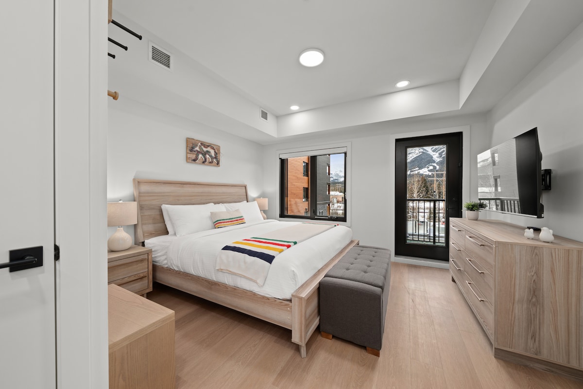 Pohodlná manželská posteľ s kvalitnou posteľnou bielizňou, osvetlením pri posteli a svetlým otvoreným usporiadaním v uzamykateľnej spálni