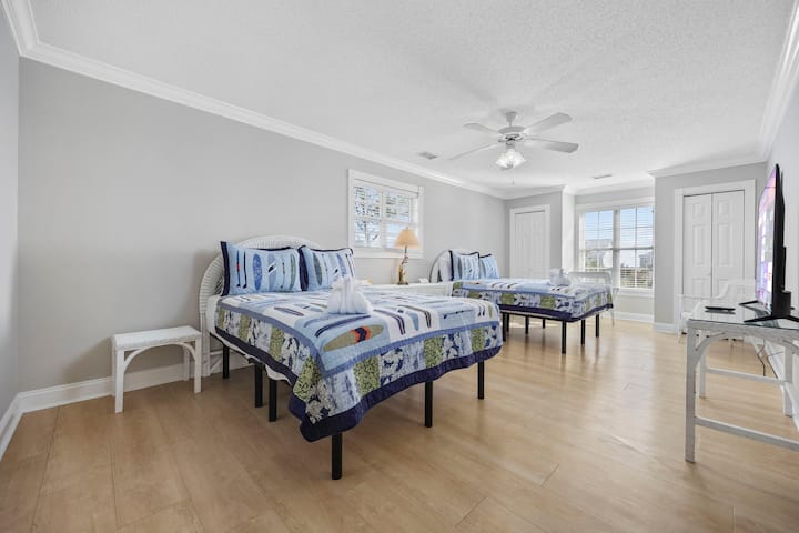 Velika spavaća soba s dva bračna kreveta, odlična za par ili braću i sestre, rođake itd.  Dva ormara. Kupaonica s kadom. Pametni televizor.  