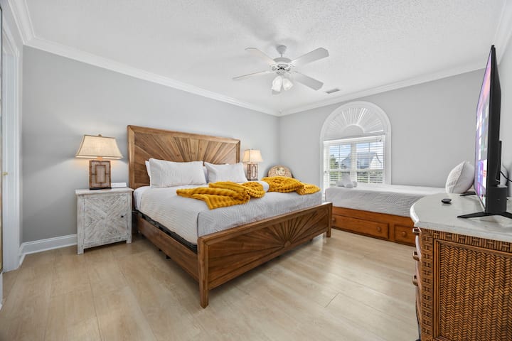 Spavaća soba s bračnim krevetom (širine 180 – 200 cm), dodatnim krevetom za jednu osobu i uređenjem u sunčanim bojama.  Iz ove spavaće sobe pruža se pogled na ocean!  Privatna kupaonica i ormar. Pametni televizor.