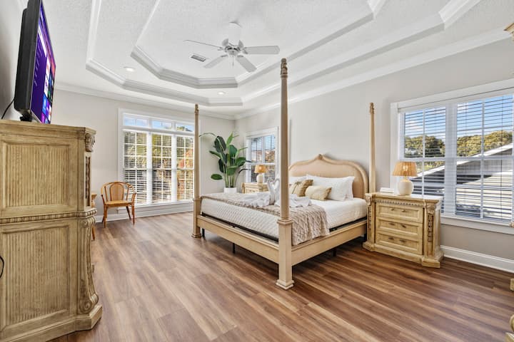 Superprostrana spavaća soba s bračnim krevetom, dodatnim prostorom za sjedenje, pametnim televizorom i puno prostora za odlaganje odjeće.  Zasebna kupaonica.