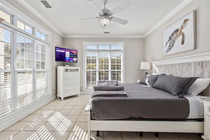 Spavaća soba s bračnim krevetom i opuštajućom, neutralnom bojom. Smart TV.