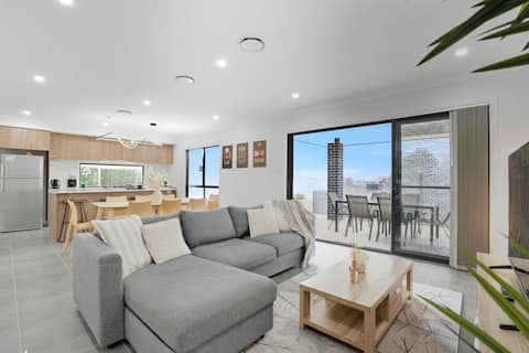 Top Airbnb: Quiet 6BR ︱2 FreeParking︱ Walk to Oran Park Podium in Sydney