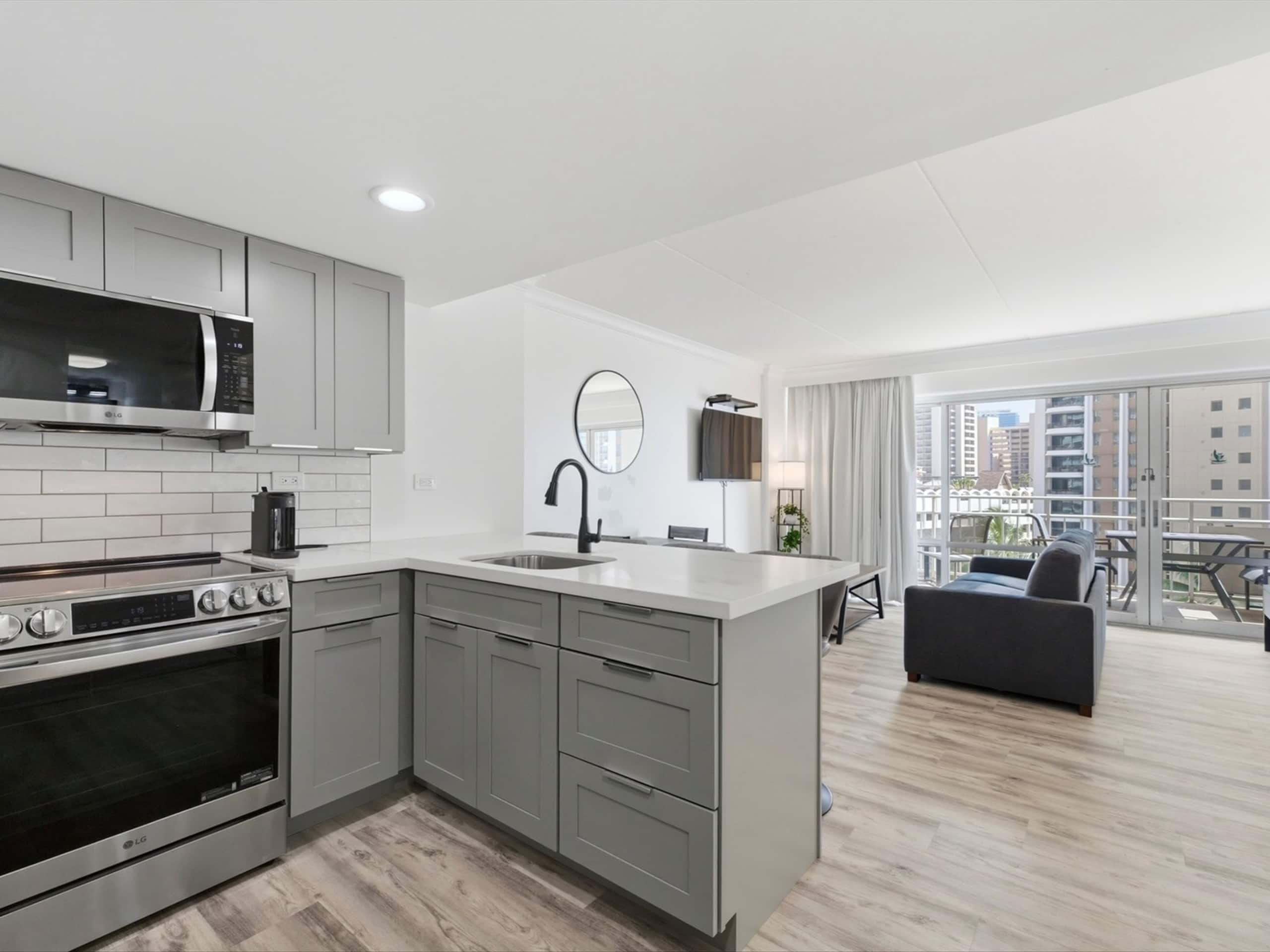Condo in Honolulu · ★4.81 · Studio · 3 beds · 1 private bath - Image 7