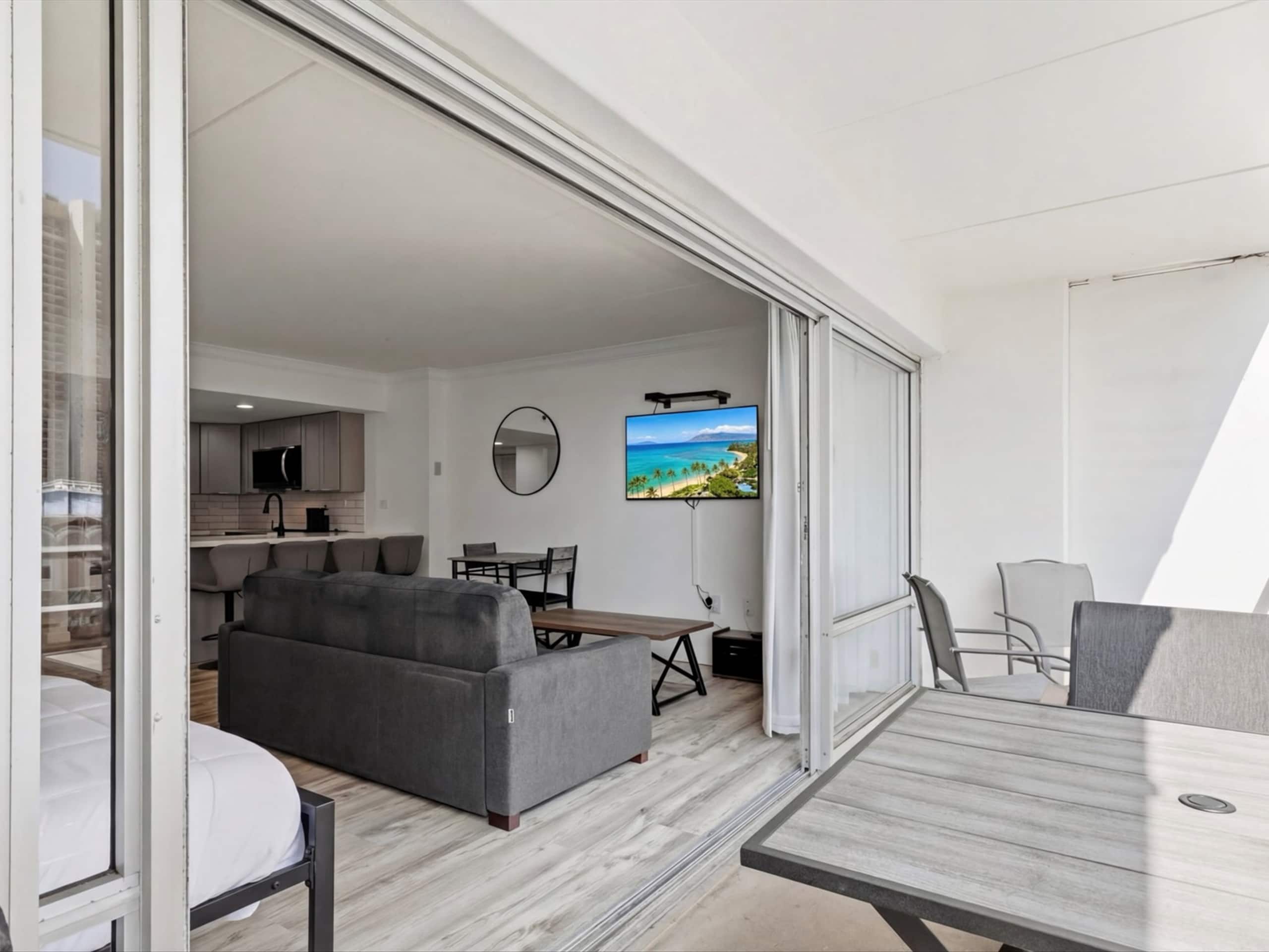 Condo in Honolulu · ★4.81 · Studio · 3 beds · 1 private bath - Image 3