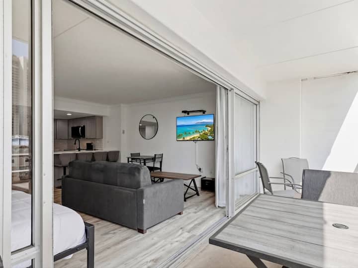 New Listing Waikiki Resort Ocean & Fireworks View - Honolulu, HI