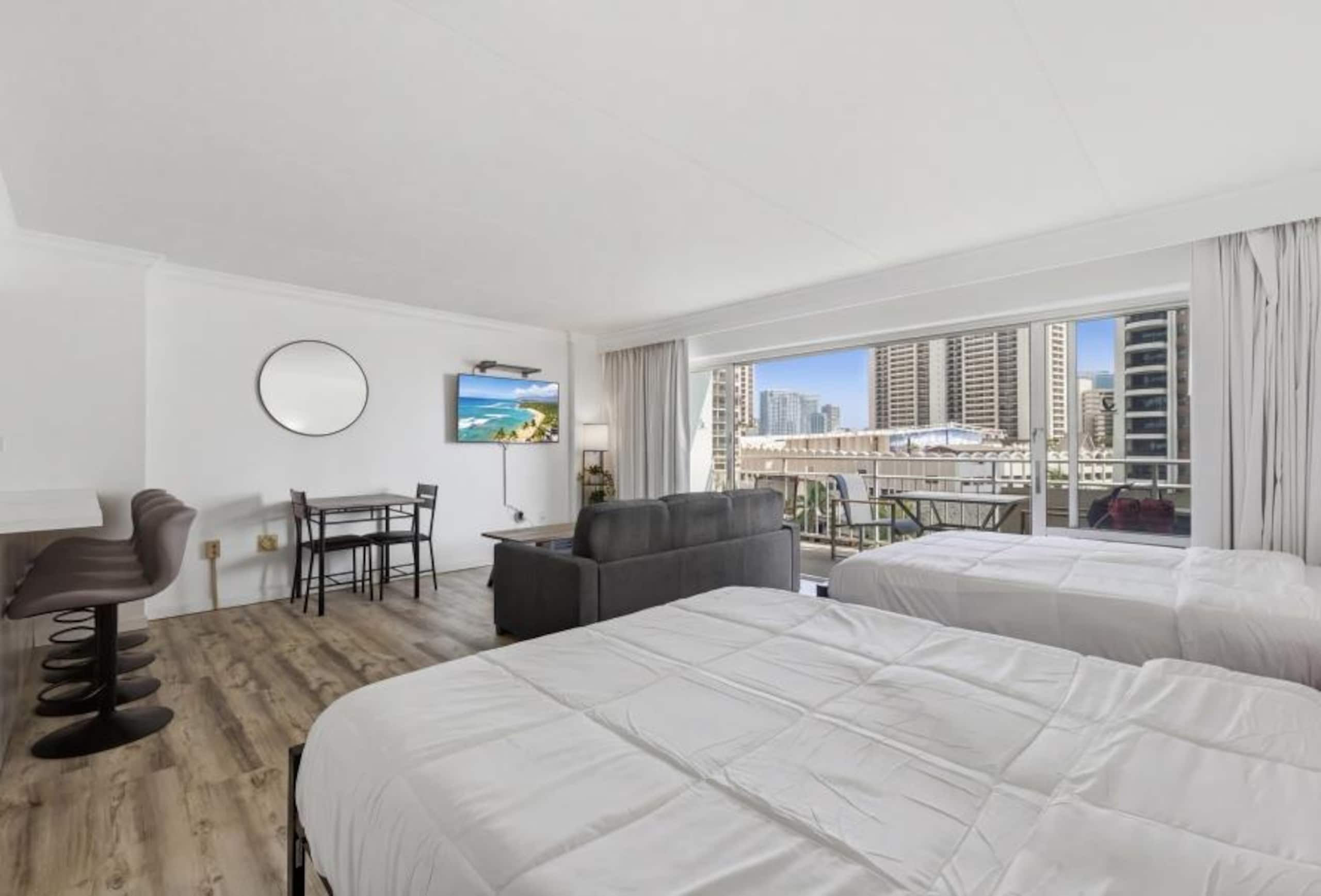 Condo in Honolulu · ★4.81 · Studio · 3 beds · 1 private bath - Image 2