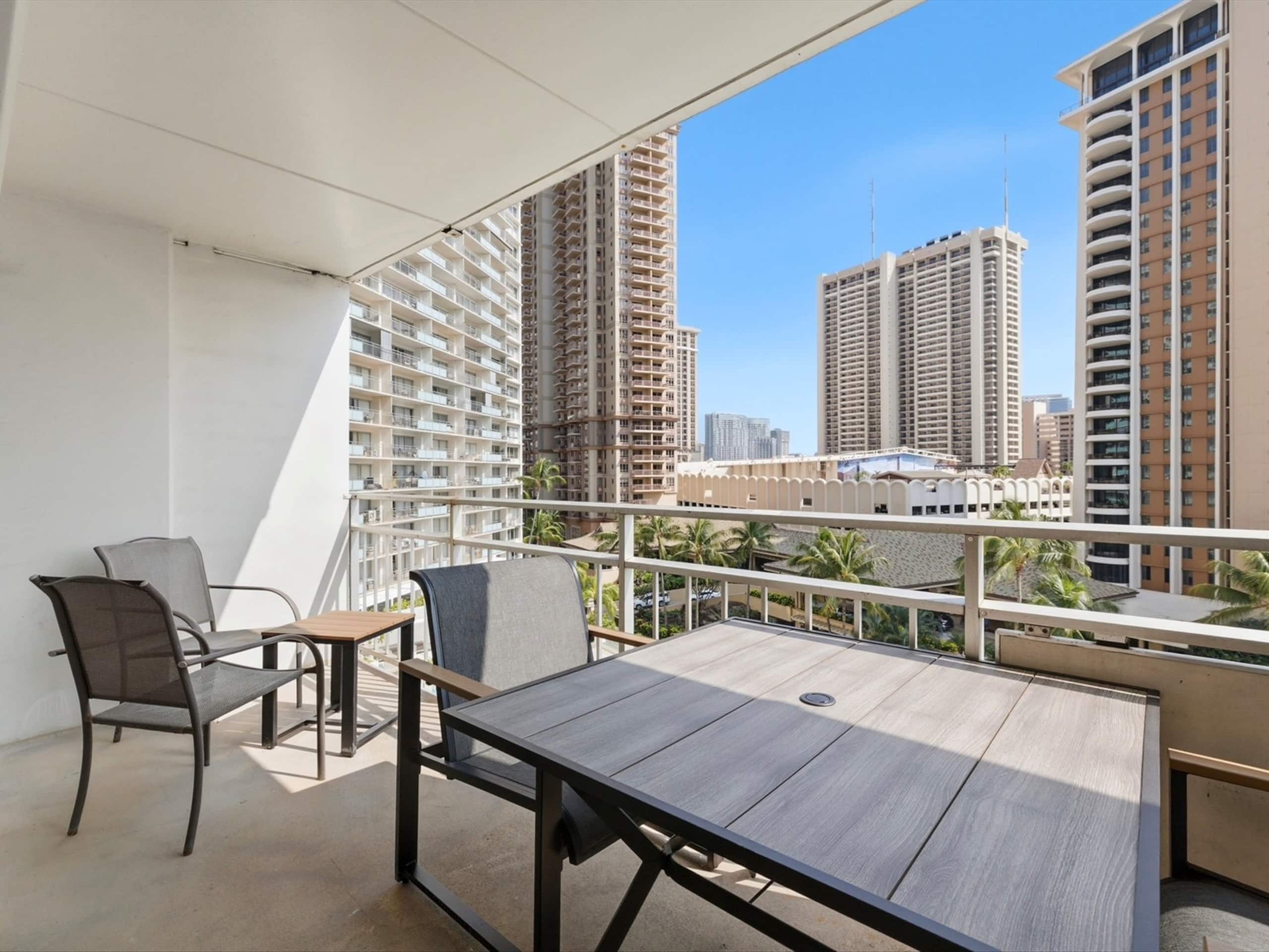 Condo in Honolulu · ★4.81 · Studio · 3 beds · 1 private bath - Image 13