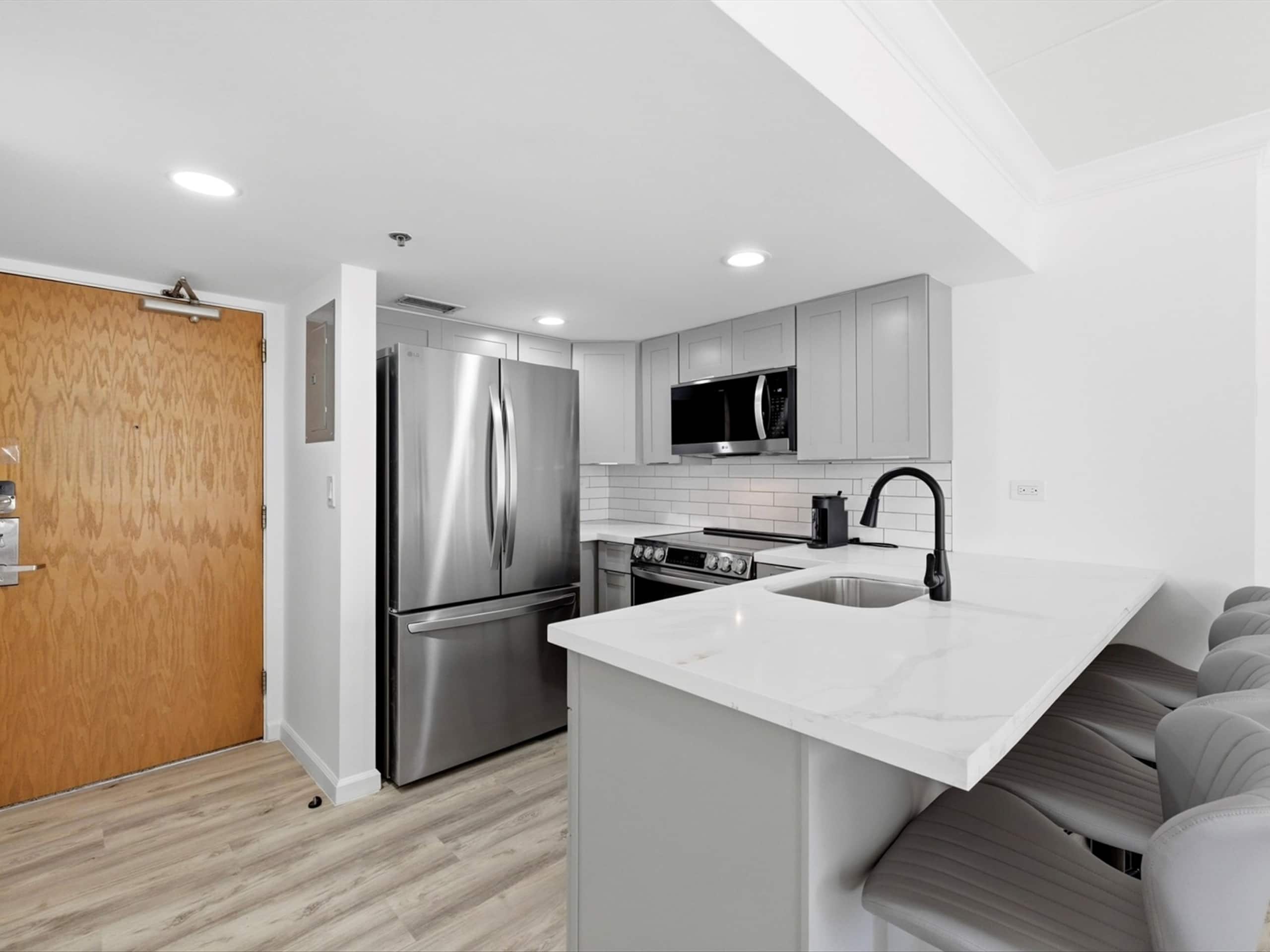 Condo in Honolulu · ★4.81 · Studio · 3 beds · 1 private bath - Image 8