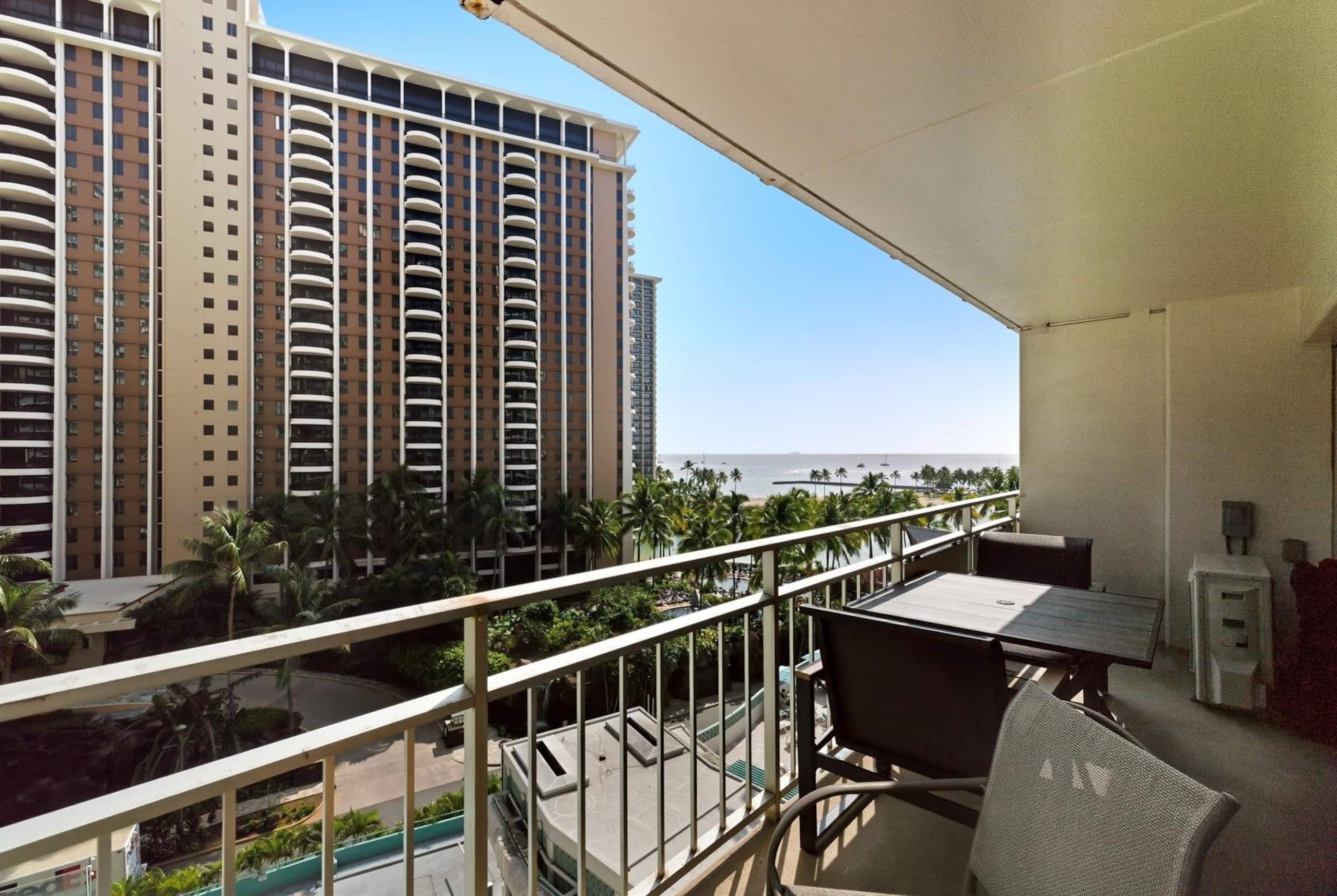 Condo in Honolulu · ★4.81 · Studio · 3 beds · 1 private bath - Image 11