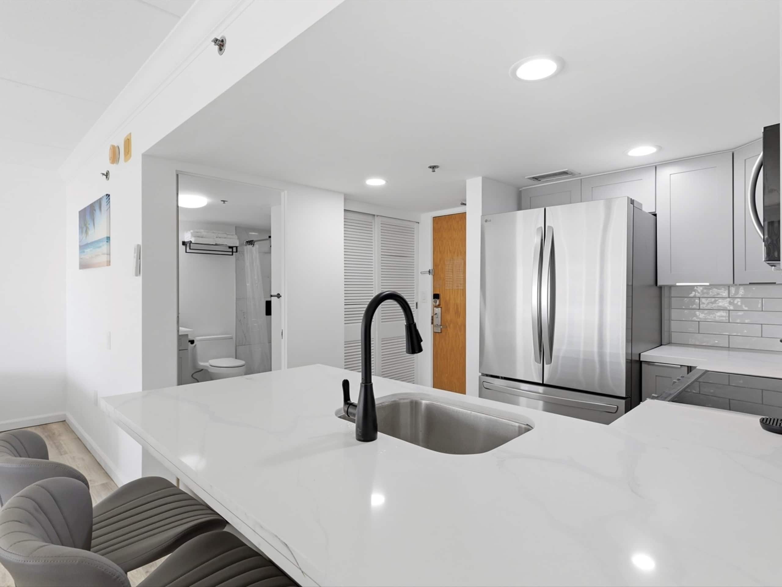 Condo in Honolulu · ★4.81 · Studio · 3 beds · 1 private bath - Image 9