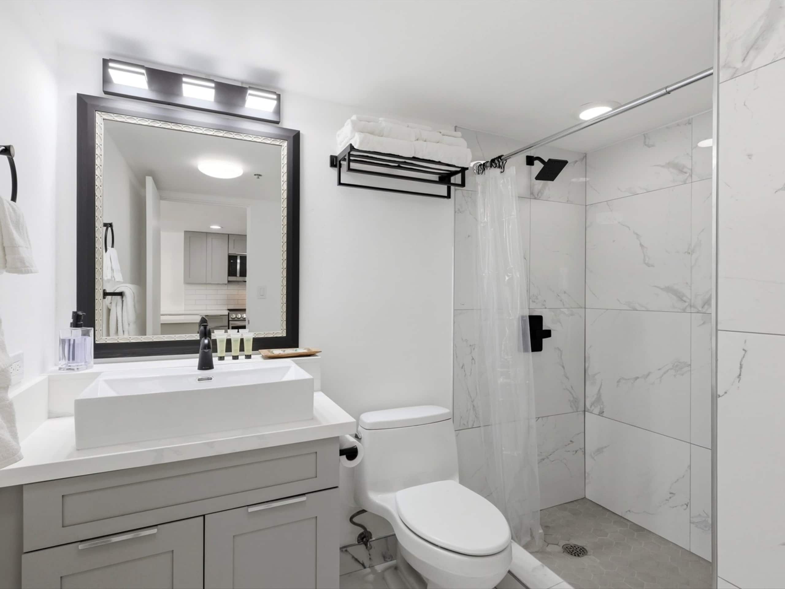 Condo in Honolulu · ★4.81 · Studio · 3 beds · 1 private bath - Image 10