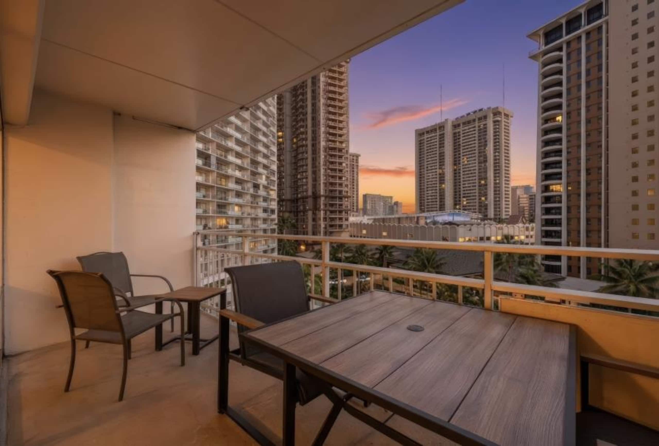 Condo in Honolulu · ★4.81 · Studio · 3 beds · 1 private bath - Image 15