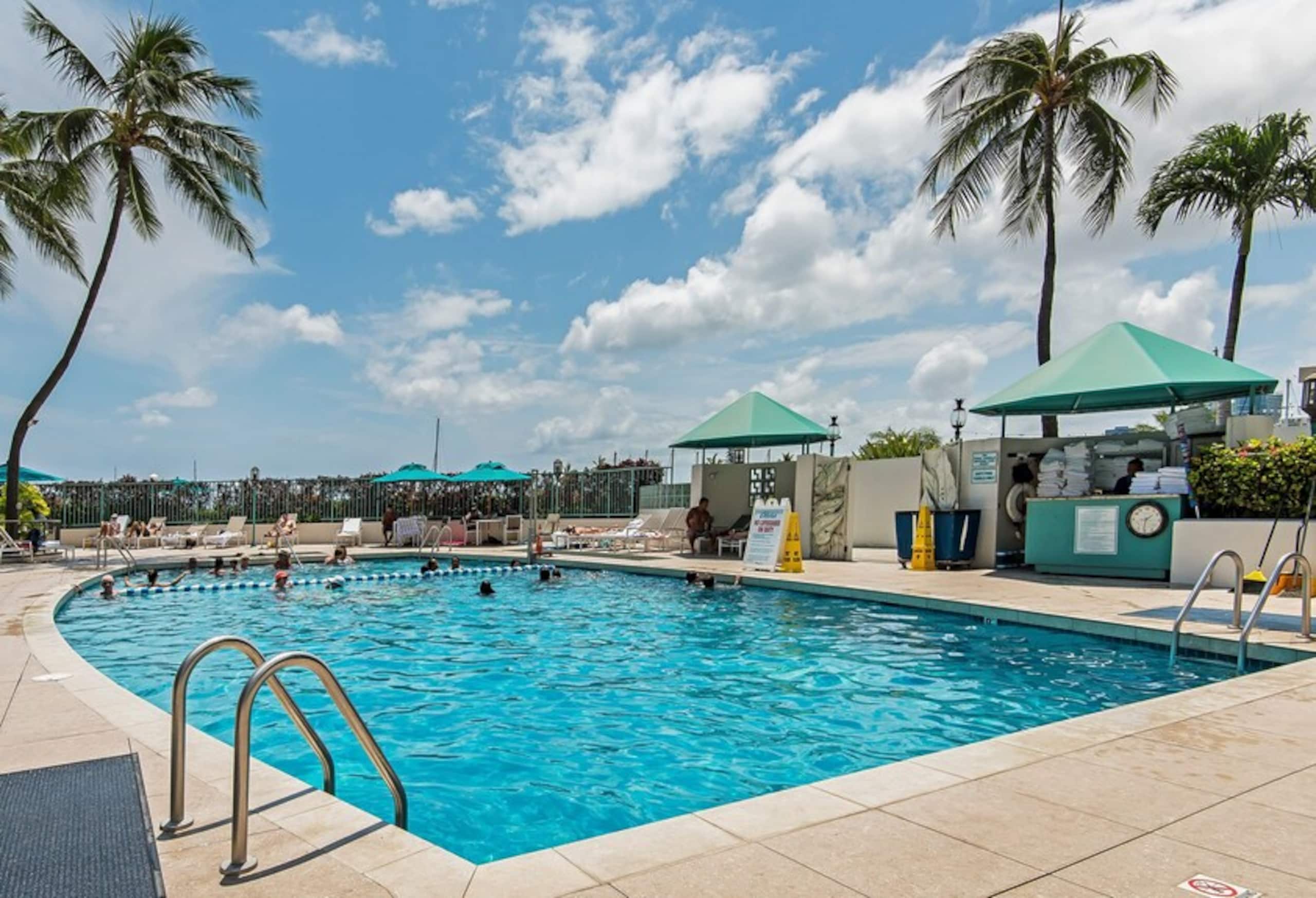 Condo in Honolulu · ★4.81 · Studio · 3 beds · 1 private bath - Image 20
