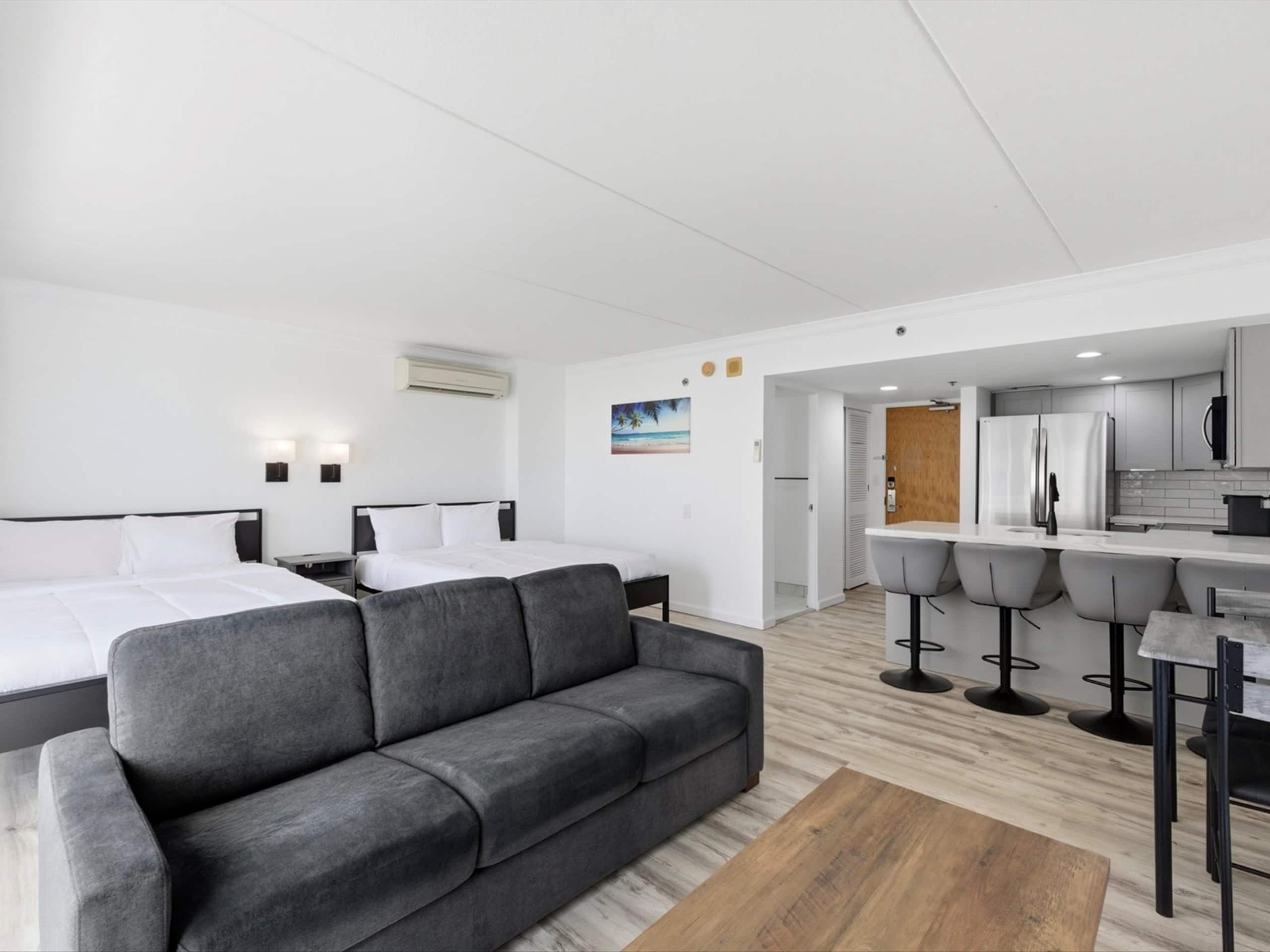 Condo in Honolulu · ★4.81 · Studio · 3 beds · 1 private bath - Image 5