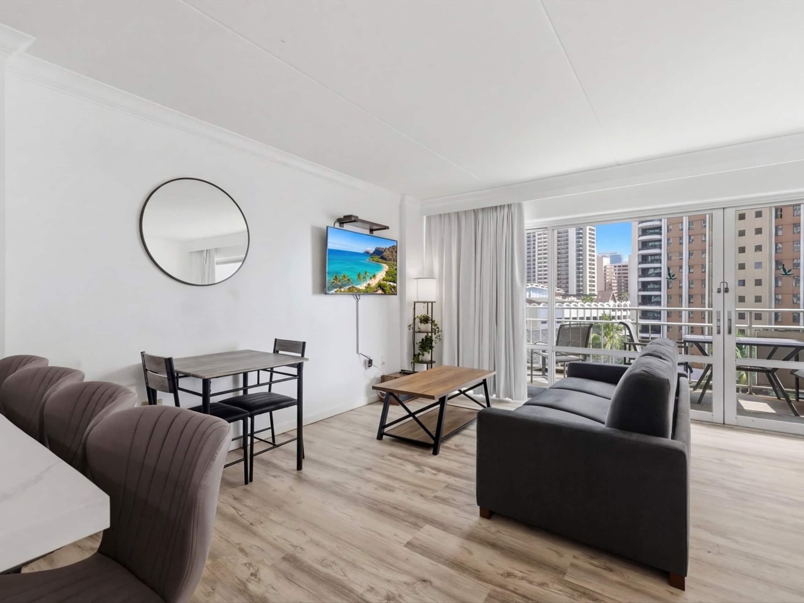 Condo in Honolulu · ★4.81 · Studio · 3 beds · 1 private bath - Image 4