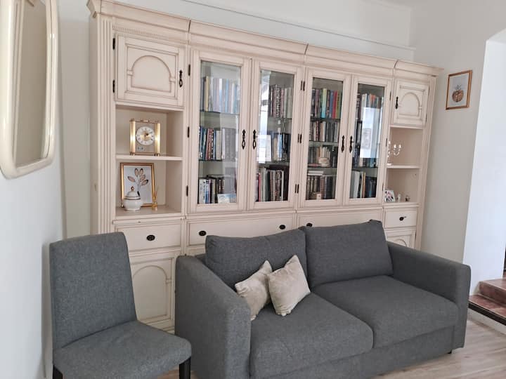 Steps From Main Street | 2 Bdr Ground-floor Home! - ジブラルタル