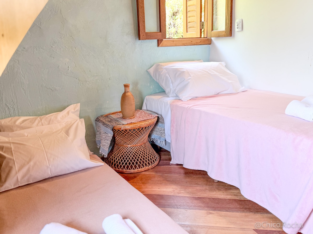 Hermosa habitación acogedora, piso de madera, 2 ventanas con vista al mar y al bosque, nueva cama individual con cama adicional, sábanas y toallas de algodón Teka, almohadas nuevas. 