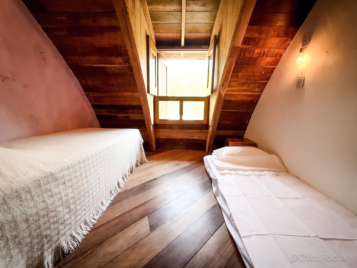 Acogedora habitación con suelo de madera, ventanas con vistas a la montaña, nueva cama individual con cama supletoria, sábanas y toallas de algodón Teka, almohadas nuevas y nuevas. ¡Piensa en un ambiente fresco!