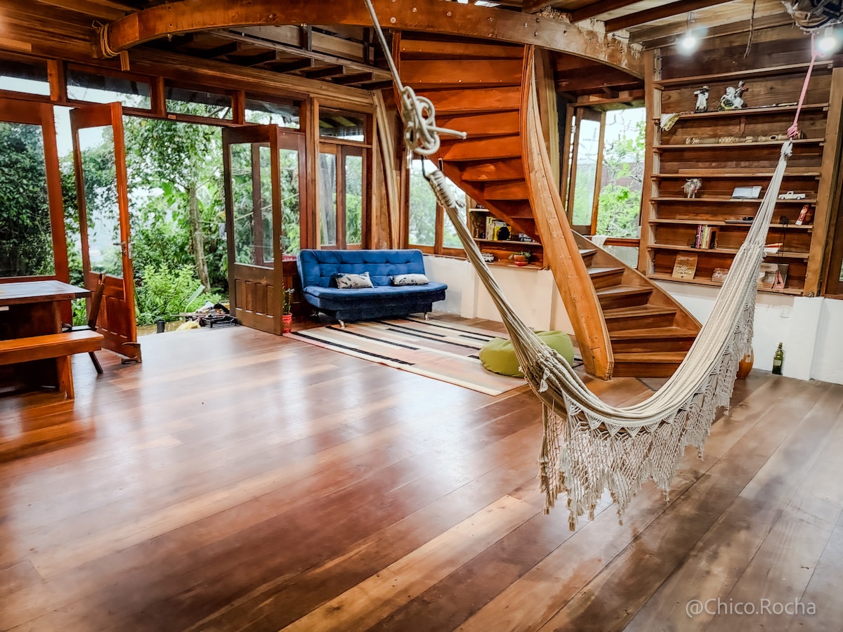 Habitación grande y acogedora con suelos de madera. ¡Un lugar luminoso!
