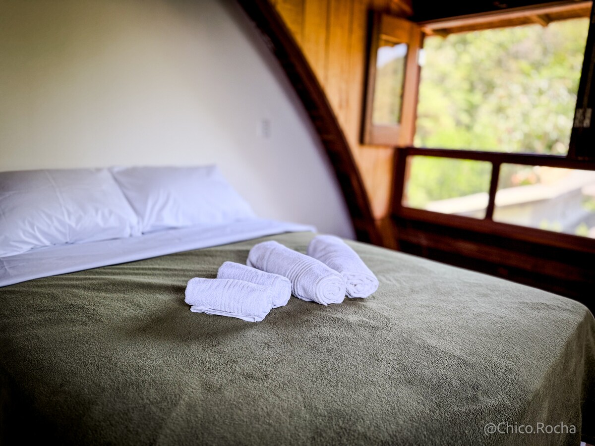 Una habitación hermosa, espaciosa y luminosa con 2 ventanas, vistas a la montaña y al mar, pisos de madera.

NUEVO (24/12/25) colchón doble de muelles ensacados de primera línea. Nuevas sábanas y almohadas de algodón de la marca TEKA.