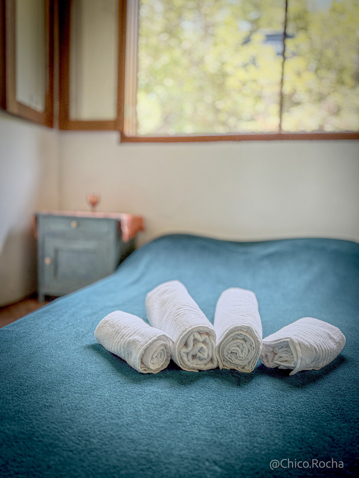 Hermosa y acogedora habitación con piso de madera y gran ventana con vista al bosque y la montaña. Colchón ortopédico D-65 Herval, apoyado en el suelo de madera. ¡Una habitación que invita a recargar las buenas energías de la vida!