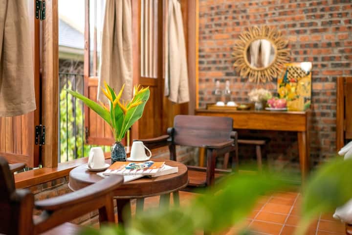 בכל חדרי השינה שלנו יש שולחנות וכיסאות מרגיעים, ועדיין נשמרת רוח הוי אן בכל פריט!