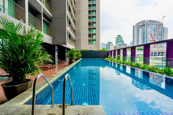 Bangkok Bliss | Work-Ready 1BD | Fiber | BTS 2 Min