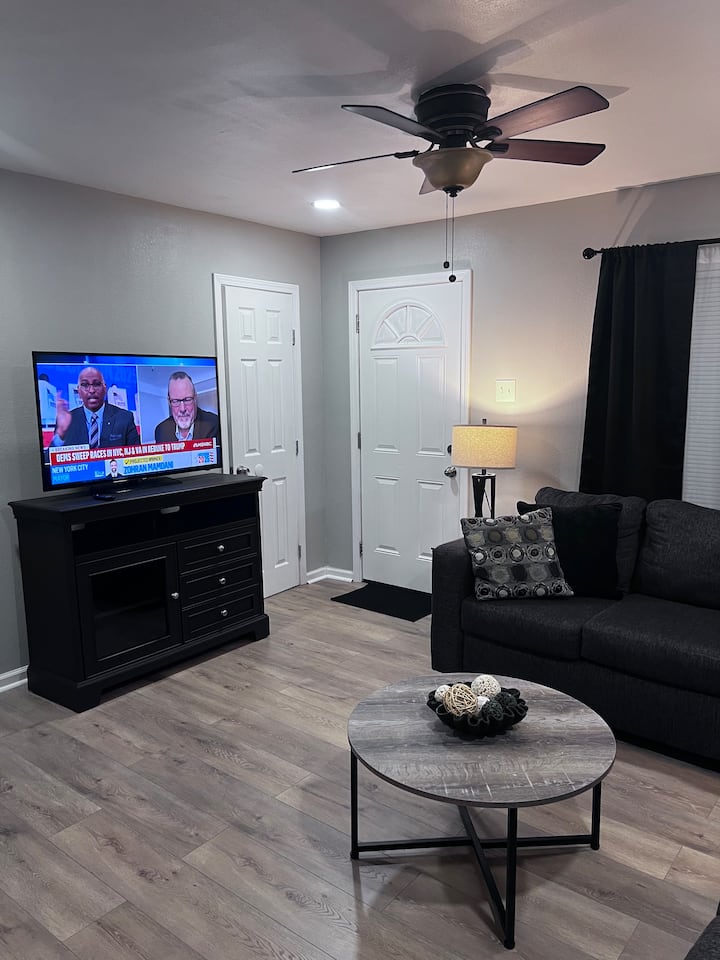 Cozy Newly Renovated Duplex - The Blue Lagoon, Vinton