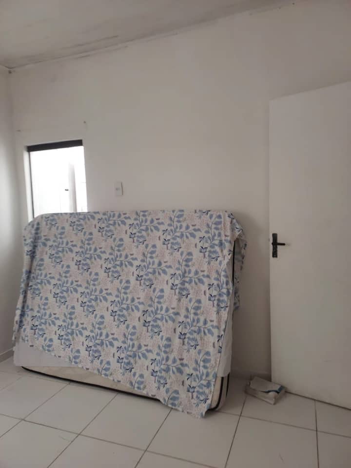 חדר שינה עם מזרן זוגי