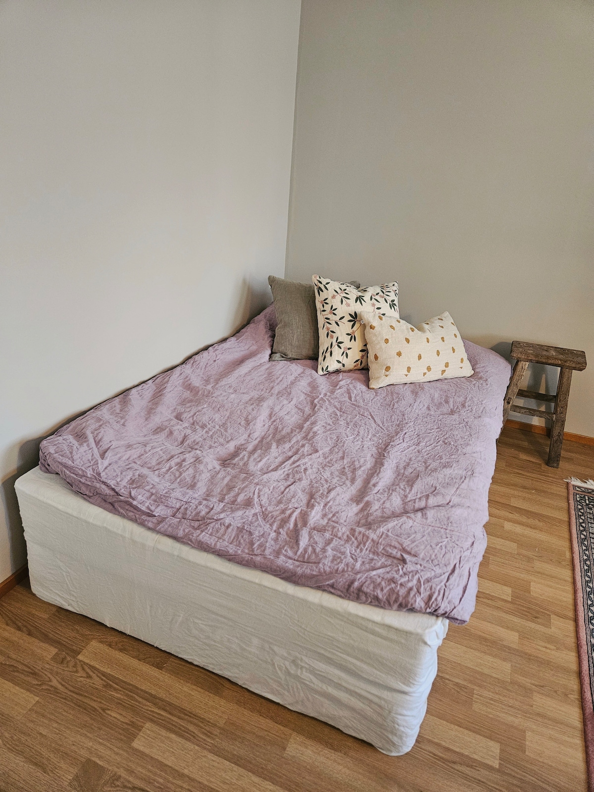 Spavaća soba i dnevni boravak u istom su prostoru. 